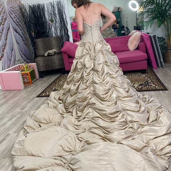 Size 2 wedding dress cream gold colored - Picture 2 of 3